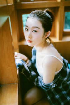 老头边吃奶边弄进去呻吟